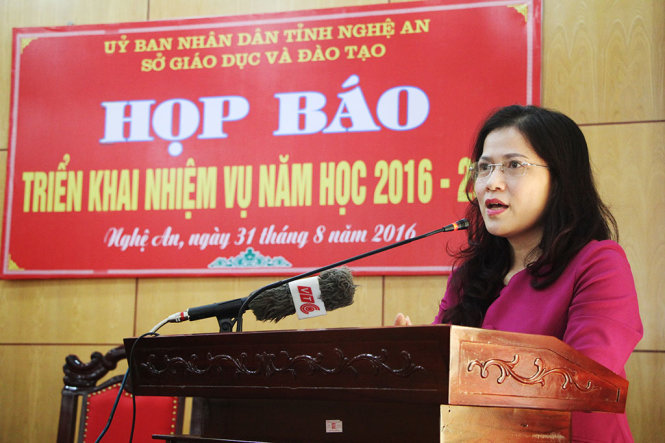 Bà Nguyễn Thị Kim Chi, giám đốc Sở GD-ĐT Nghệ An phát biểu tại buổi họp báo chiều 31-8 - Ảnh: DOÃN HÒA