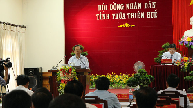 Ông Phan Văn Thông - giám đốc Sở tài nguyên - môi trường Thừa Thiên - Huế, người phải trả lời chất vấn nhiều nhất tại kỳ họp HĐND lần này - Ảnh: MINH TỰ
