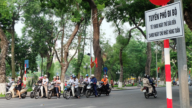Các lực lượng của quận Hoàn Kiếm đã hoàn tất việc cắm biển khu vực phố đi bộ