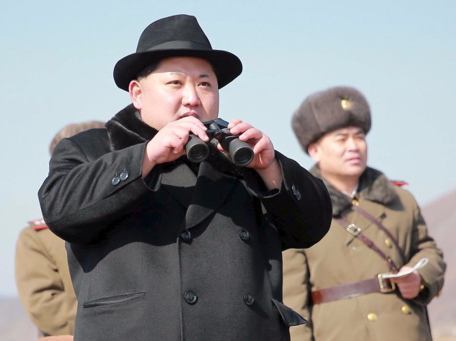 Nhà lãnh đạo Triều Tiên Kim Jong Un giám sát một buổi tập trận của không quân - Ảnh: Reuters