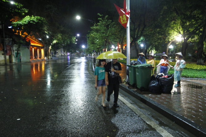 Cơn mưa đã khiến người Hà Nội trên phố đi bộ bớt phần hào hứng