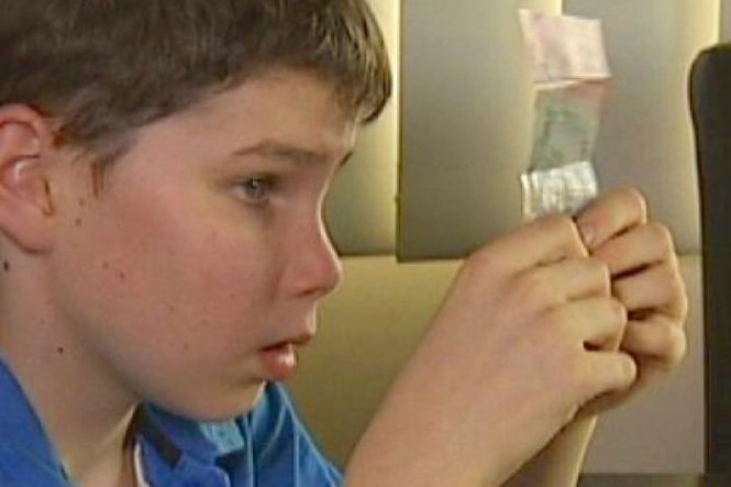 Em Connor McLeod, nay đã 15 tuổi, năm 2012 đã cùng mẹ khởi thảo một lá đơn kiến nghị trên trang change.org và thu thập được hơn 56.000 chữ ký ủng hộ việc thay đổi thiết kế tiền giúp người mù nhận biết bằng tay - Ảnh: ABC TV