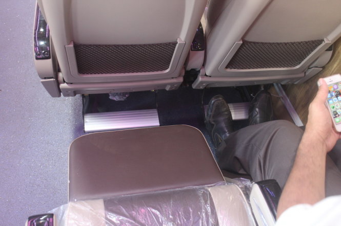 Ghế trên toa tàu có gắn chỗ gác chân