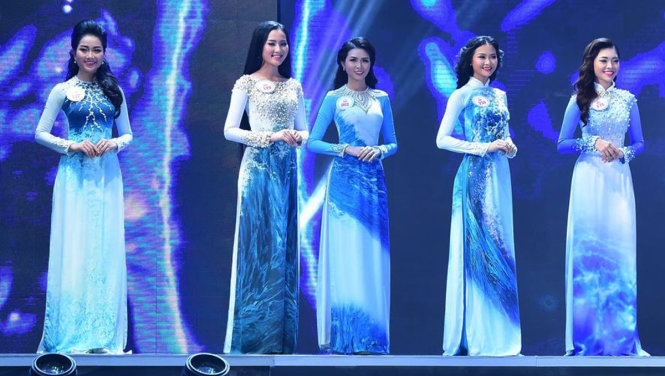 Phần thi áo dài của các thí sinh Hoa hậu Việt Nam 2016 dưới góc chụp của phóng viên Xinhua