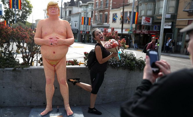 Người dân thích thú chụp ảnh với tượng Trump khỏa thân ở San Francisco, Mỹ - Ảnh: GETTY IMAGES