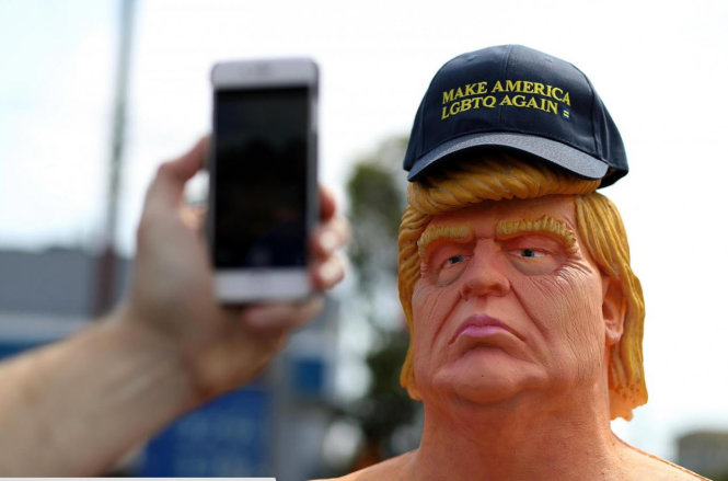 Người qua đường chụp ảnh tượng ông Trump khỏa thân - Ảnh: GETTY IMAGES