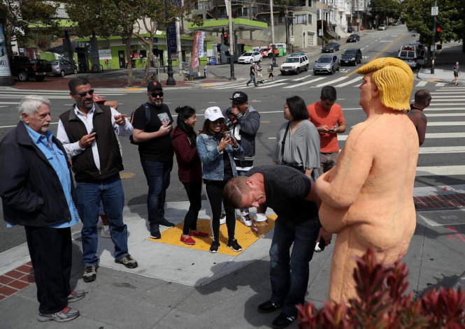 Người dân xúm lại xem tượng Trump khỏa thân - Ảnh: GETTY IMAGES