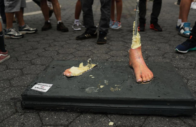 Tượng ông Trump khỏa thân ở New York City bị phá hủy chỉ còn lại một mẩu chân - Ảnh: GETTY IMAGES