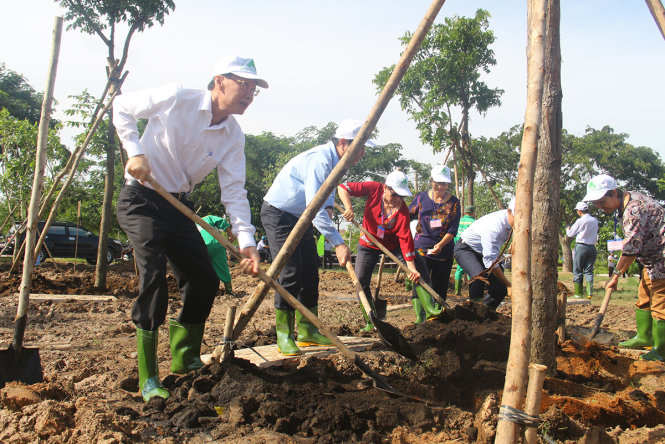 Ông Lê Thanh Liêm, phó chủ tịch UBND TP.HCM trồng cây tại Lễ trồng cây - Ảnh: M.P