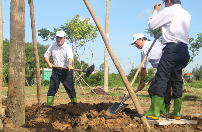 Ông Tất Thành Cang, phó bí thư thường trực Thành ủy TP.HCM trồng cây tại công viên Gò Vấp - Ảnh: M.P
