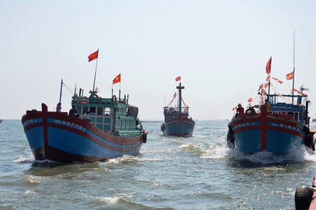 Đội tàu cá của ngư dân Bình Châu, Quảng Ngãi ra khơi. Ngư trường truyền thống của ngư dân vùng này là quần đảo Hoàng Sa - Ảnh: TRẦN MAI