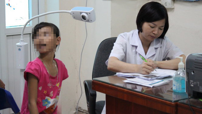 Bác sĩ Đào Thị Út (Bệnh viện Nhi T.Ư) tư vấn cho một bé bị đau dạ dày-  Ảnh: Thúy Anh