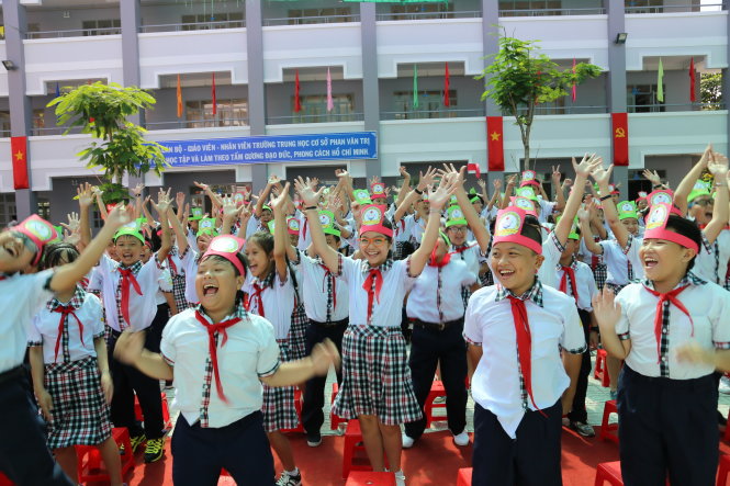 Niềm vui của học sinh lớp 6 Trường THCS Phan Văn Trị, P.7, Q.Gò Vấp, TP.HCM trong ngày khánh thành trường sáng 1-9 - Ảnh: NHƯ HÙNG