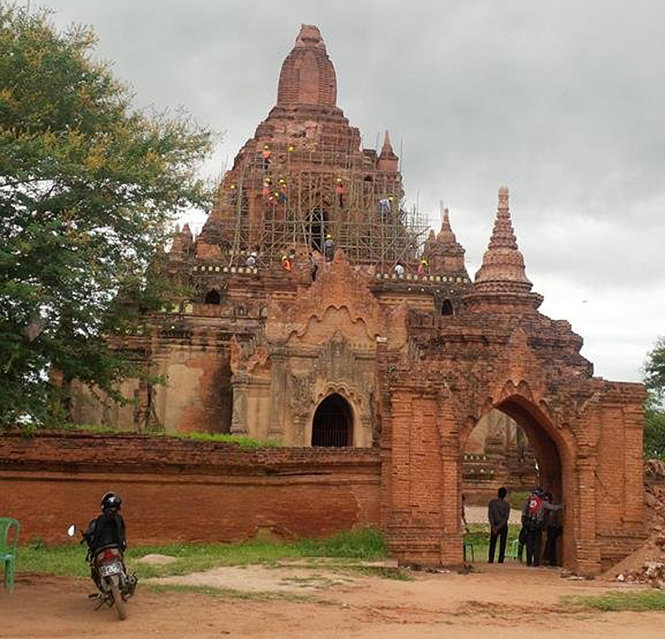 Một ngôi chùa ở Bagan đang được khẩn trương tu sửa sau trận động đất - Ảnh: P.V.TÚ