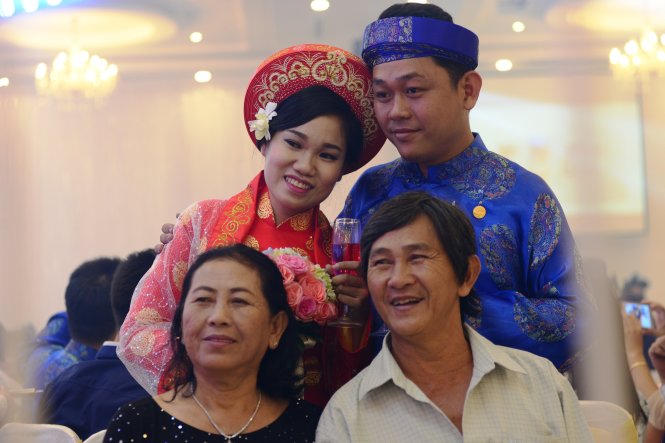 Cha mẹ của các cặp vợ chồng hạnh phúc khi con mình được tổ chức đám cưới - Ảnh: DUYÊN PHAN