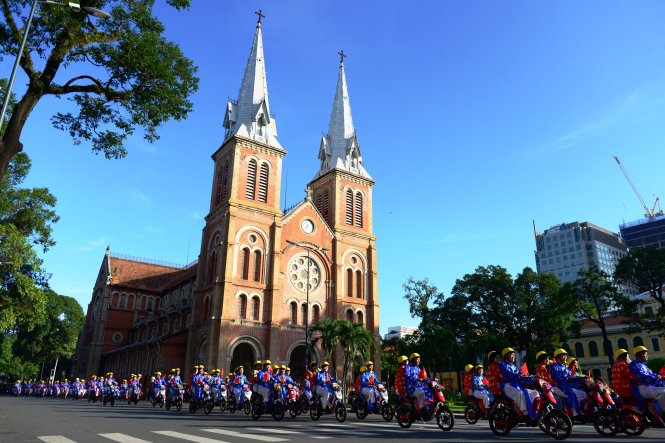 100 cặp đôi đi xe đạp điện qua Nhà thờ Đức Bà sáng 2-9- Ảnh: DUYÊN PHAN