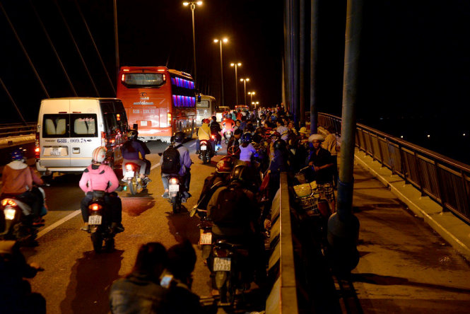 Hàng trăm người nghỉ tạm trên cầu Mỹ Thuận - Ảnh: HỮU KHOA