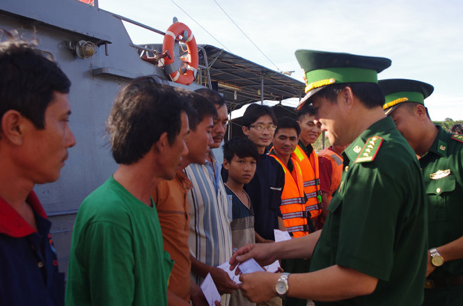 Bộ Chỉ huy BĐBP tỉnh tặng quà cho các ngư dân gặp nạn  - Ảnh: CÔNG CƯỜNG