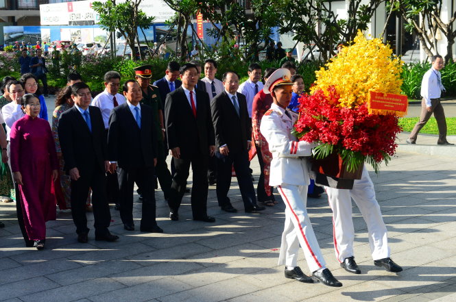 Lãnh đạo TP.HCM đặt vòng hoa tại Tượng đài Bác Hồ trên phố đi bộ Nguyễn Huệ, Q.1, TP.HCM sáng 2-9 - Ảnh: QUANG ĐỊNH