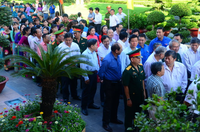 Dòng người chờ vào dâng hương tại Bảo tàng Hồ Chí Minh chi nhánh TP.HCM sáng 2-9 - Ảnh: QUANG ĐỊNH