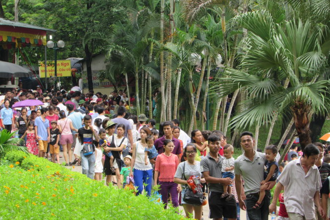 Hàng ngàn người dân đến tham quan khiến mọi lối vào công viên trở nên đông đúc, người dân phải di chuyển khó khăn