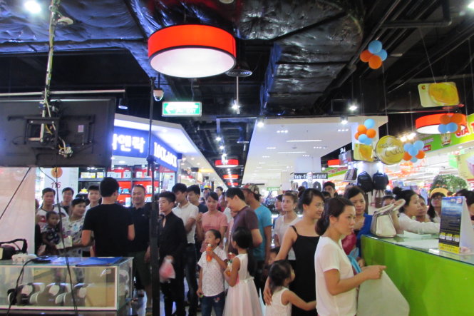 Thời điểm 10g, lượng khách hàng tăng lên khiến khu vực siêu thị trở nên đông đúc
