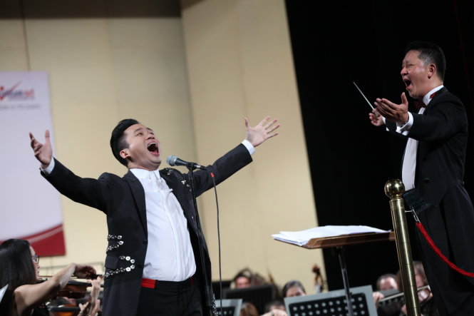 Ca sĩ Tùng Dương (trái) và nhạc trưởng Lê Phi Phi trong chương trình Điều còn mãi chiều 2-9 - Ảnh: LÊ ANH DŨNG