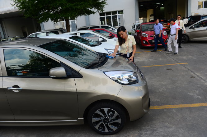 Dòng xe nhỏ gọn được nhiều người chọn để chạy Uber (ảnh chụp tại một salon ôtô trên đường Nguyễn Văn Trỗi, Q.Phú Nhuận, TP.HCM) - Ảnh: Q.ĐỊNH