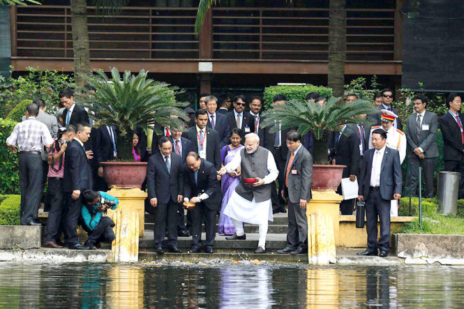 Thủ tướng Nguyễn Xuân Phúc cùng Thủ tướng Ấn Độ Narendra Modi cùng cho cá ăn tại ao cá Bác Hồ trong khu di tích Nhà sàn Bác Hồ ở Hà Nội sáng 3-9. Ảnh: VIỆT DŨNG