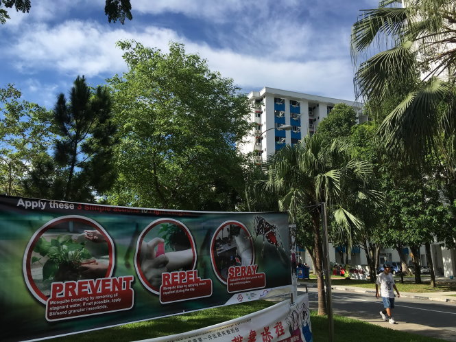 Khu dân cư Aljunied Crescent với băngrôn chống virút Zika - Ảnh: L.NAM