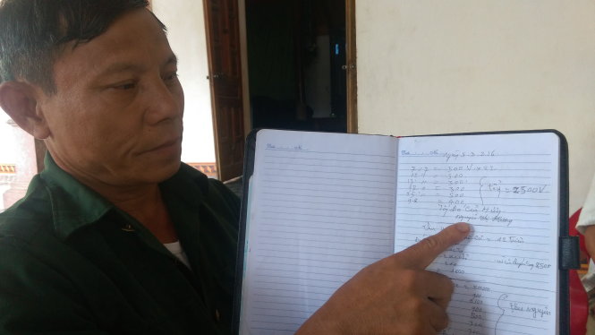 Ông Phạm Viết Phong với sổ sách cho thấy cán bộ xóm mua của bà Hương 2.500 viên gạch nhưng báo đến 3.500 viên - Ảnh: VĂN ĐỊNH