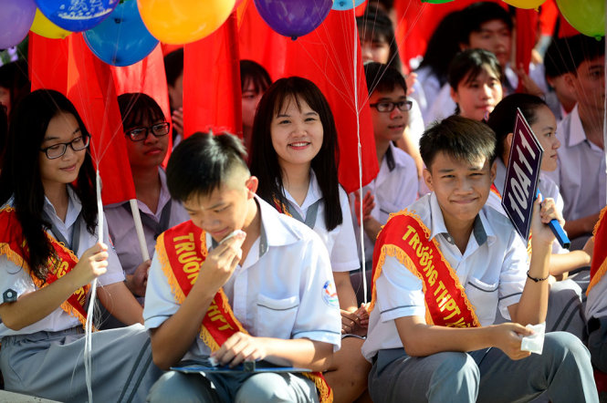 Học sinh lớp 10 vừa vào nhập học Trường THPT Võ Văn Kiệt, Q.8, TP.HCM xinh tươi trong ngày khai giảng sáng 3-9 - Ảnh: QUANG ĐỊNH