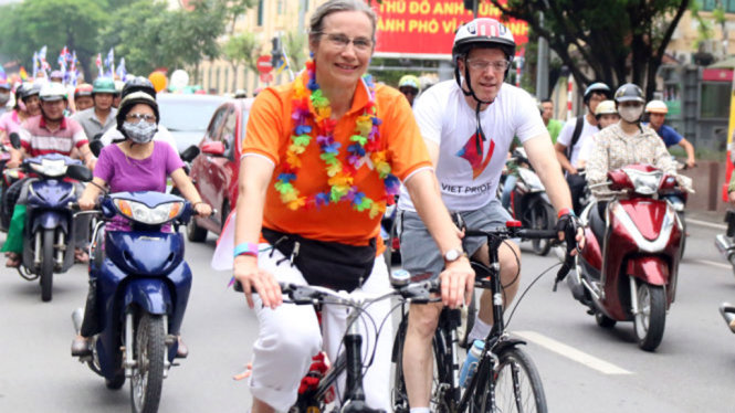 Đại sứ Hà Lan Nienke Trooster và đại sứ Mỹ Ted Osius rạng rỡ trên hành trình đạp xe vì cộng đồng LGBT