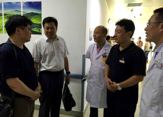 Cán bộ Lãnh sự quán trao đổi cùng bác sĩ bệnh viện - Ảnh: Đại sứ quán Việt Nam tại Bắc Kinh cung cấp