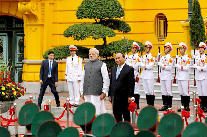 Thủ tướng Nguyễn Xuân Phúc và Thủ tướng Ấn Độ Narendra Modi tại lễ tiếp đón ở Phủ Chủ tịch sáng 3-9. Ảnh: VIỆT DŨNG