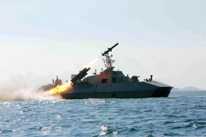 Tàu chiến của Hải quân Triều Tiên bắn thử tên lửa chống hạm thế hệ mới - Ảnh: Reuters