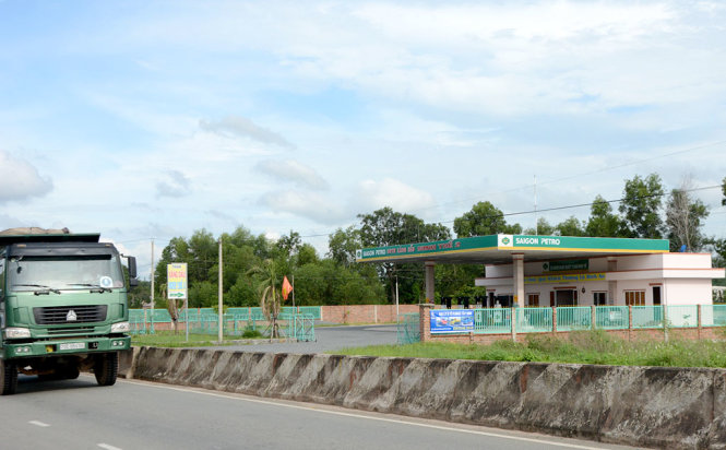 Trạm xăng Minh Thế 2 được xây dựng trên quốc lộ 22B thuộc huyện Gò Dầu không đảm bảo khoảng cách theo quyết định 05/2014 của UBND tỉnh Tây Ninh - Ảnh: ĐỨC TRONG