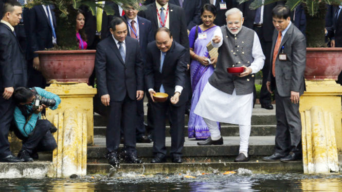 Thủ tướng Ấn Độ Narendra Modi và Thủ tướng Nguyễn Xuân Phúc tại ao cá Bác Hồ - Ảnh: VIỆT DŨNG