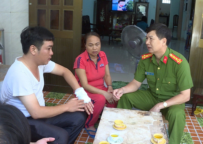 Đại tá Đoàn Minh Quyết- Trưởng Công an TP Vũng Tàu thăm hỏi trung úy Hồ Văn Cường - Ảnh: QUỲNH ANH