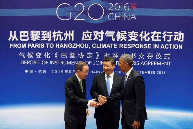 Tổng thống Mỹ Barack Obama (phải) và chủ tịch Trung Quốc Tập Cận Bình (giữa) bắt tay tổng thư ký Liên Hiệp Quốc Ban Ki Moon tại sự kiện phê chuẩn hiệp định Paris ở Hàng Châu - Ảnh: Reuters
