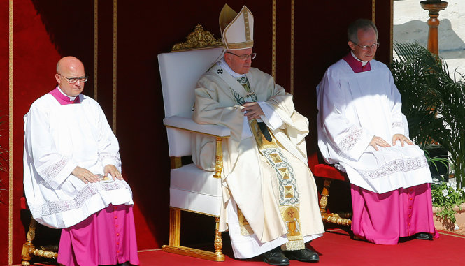 Giáo hoàng Francis I (giữa) phong thánh cho Mẹ Teresa - Ảnh: REUTERS