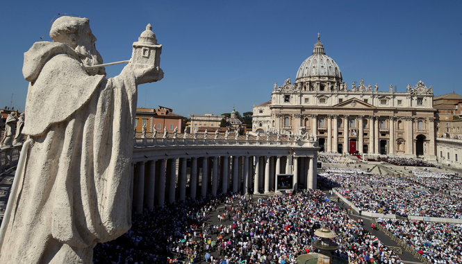 Ngàn hàng giáo dân tập trung trước quảng trường nhà thờ Thánh Peter - Ảnh: REUTERS