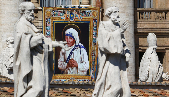 Bức ảnh Mẹ Teresa được treo ở mặt tiền nhà thờ Thánh Peter - Ảnh: REUTERS