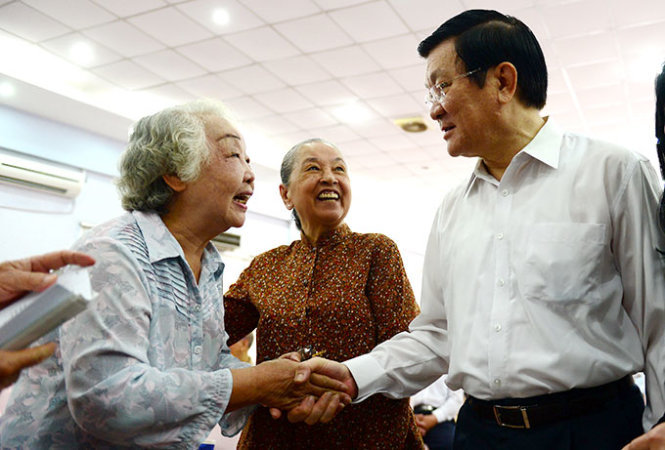 Nguyên chủ tịch nước Trương Tấn Sang trong một dịp tiếp xúc cử tri hai quận 1 và 3 (TP.HCM) - Ảnh: Q.ĐỊNH