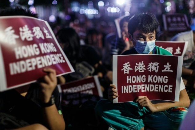 Người biểu tình ủng hộ một Hồng Kông độc lập - Ảnh: AFP