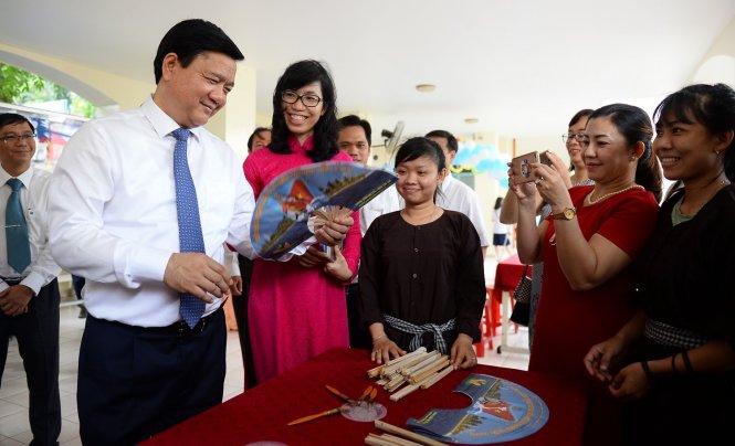 Bí thư Thành ủy TP.HCM Đinh La Thăng tham quan khu đồ chơi dân gian do học sinh trường THPT Lương Thế Vinh (Q.1-TPHCM) tự làm, sáng 5-9 - Ảnh: THUẬN THẮNG