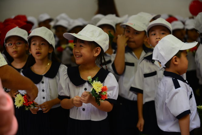 Học sinh lớp 1 Trường Tiểu học Nguyễn Bỉnh Khiêm, Q.1, TP.HCM, háo hức tham dự khai giảng năm học mới sáng 5-9 - Ảnh: QUANG ĐỊNH