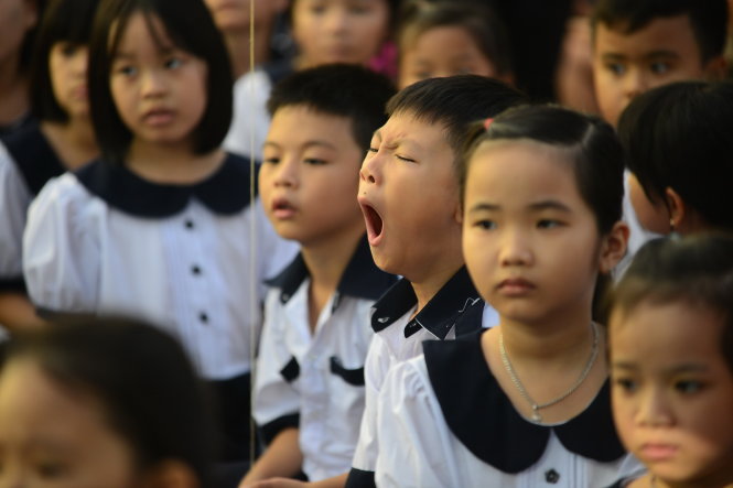 Một em học sinh ngáp khi tham dự lễ khai giảng năm học mới tại Trường Tiểu học Nguyễn Bỉnh Khiêm, Q.1, TP.HCM sáng 5-9 - Ảnh: QUANG ĐỊNH