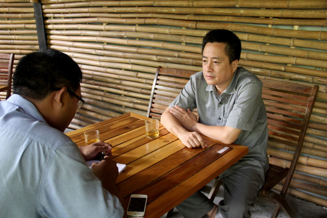 Ông Phan Mạnh Hà trao đổi thông tin với Tuổi Trẻ -  Ảnh: TRƯỜNG TRUNG.