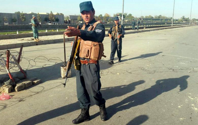 Binh sĩ Afghanistan được triển khai bảo vệ hiện trường sau vụ tấn công - Ảnh: Reuters